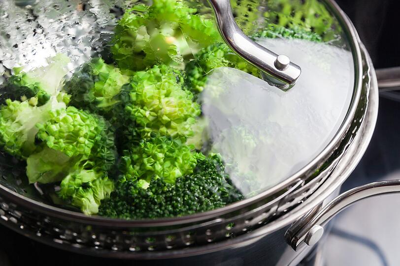 Zu Nudeln mit Soße passt Gemüse als Beilage. Zucchinischeiben, Zuckerschoten oder Brokkoliröschen lassen sich ganz einfach über dem kochenden Pastawasser dämpfen. Das Nudelwasser ändert zwar geschmacklich nichts an der Gemüse-Beilage, aber die Kombination spart Wasser, Energie und ist somit ein Beitrag zu einem nachhaltigen Lebensstil. Zu Nudeln mit Soße passt Gemüse als Beilage. Zucchinischeiben, Zuckerschoten oder Brokkoliröschen lassen sich ganz einfach über dem kochenden Pastawasser dämpfen. Das Nudelwasser ändert zwar geschmacklich nichts an der Gemüse-Beilage, aber die Kombination spart Wasser, Energie und ist somit ein Beitrag zu einem nachhaltigen Lebensstil.