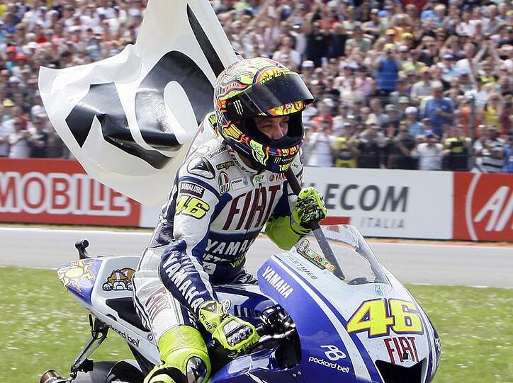 Auf dem Motorrad kann Valentino Rossi sich am Sonntag seinen siebten WM-Titel sichern. Danach könnte er ins Rallye-Lager wechseln.