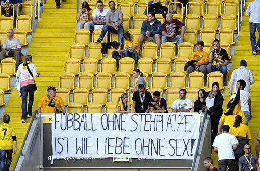 Den Urteil des DFB folgte der Boykott durch die Fans: Fußball-Zweitligist Dynamo Dresden durfte nach Fan-Ausschreitungen nur 13.000 Zuschauer für das Spiel gegen 1860 München am Montagabend ins Stadion lassen, doch am Ende kamen nicht einmal die.