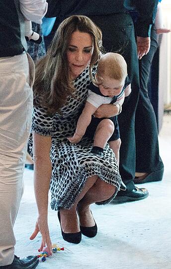 Royal Baby in der Krabbelgruppe. Der kleine Prinz schien sichtlich Spaß zu haben. Die süßen Fotos von der Krabbel-Party.