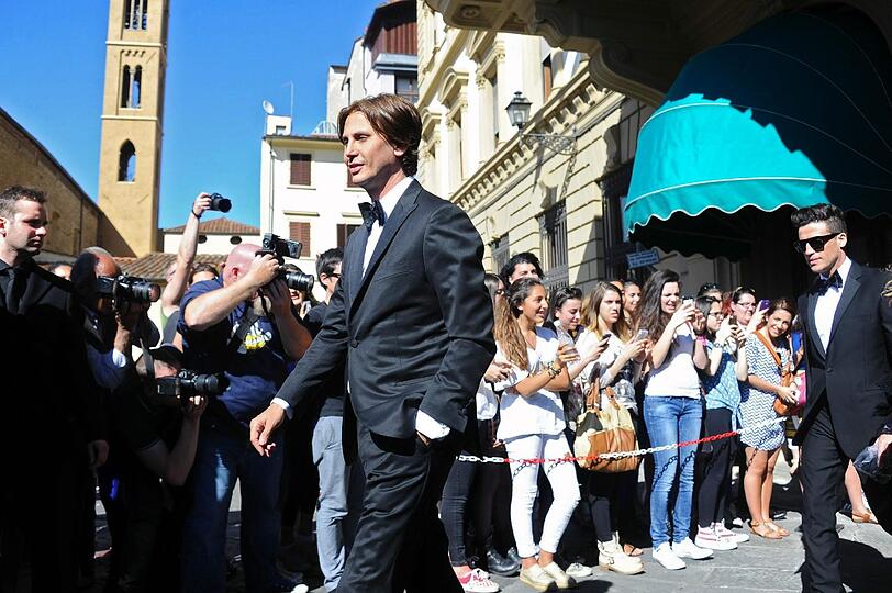 Station 2: Florenz in Italien: Hochzeitsgäste auf dem roten Teppich und viele Fnas. Kim Kardashian und Kanye West sagen endlich "Ja".