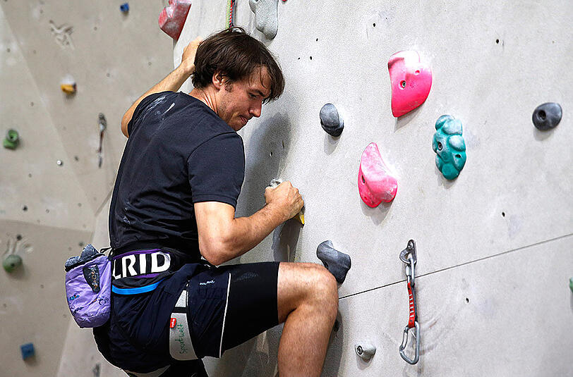 Schuften fürs Comeback: Felix Neureuther in Ottobeuren an der Kletterwand.