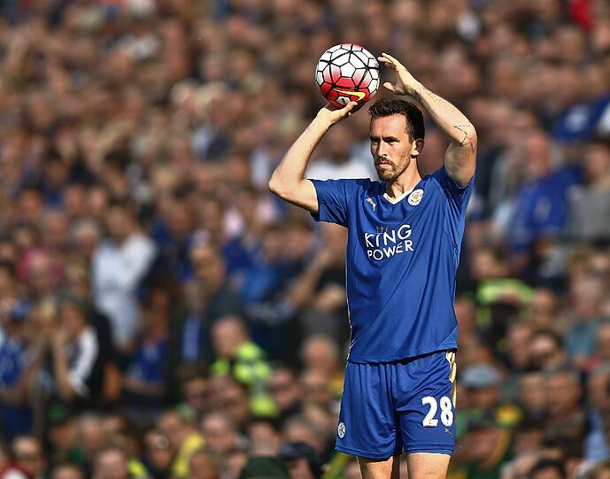 Bei den Leicester-Fans ist er bekannt als «The Foxes«. «Die meisten Leute wissen noch gar nicht, dass Fuchs das deutsche Wort für Fox ist. Sie sprechen meinen Namen eher wie Fucks aus. Auch lustig», erzählte der Abwehrspieler im Magazin «Elf Freunde.»