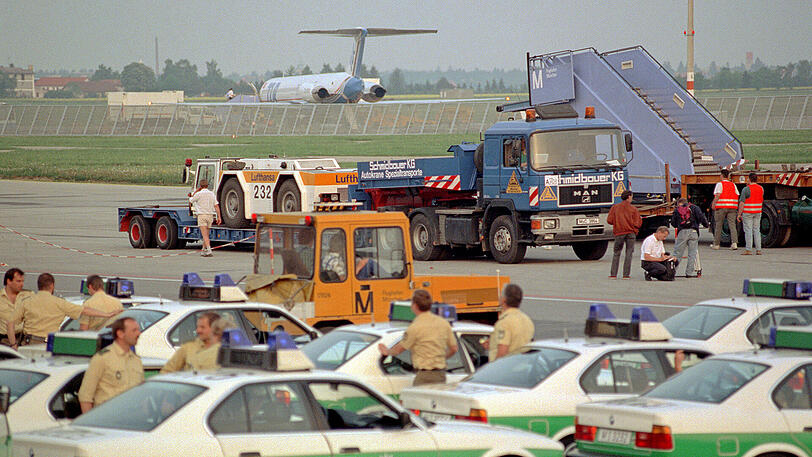 Eine Gangway wird am alten Flughafen verladen.