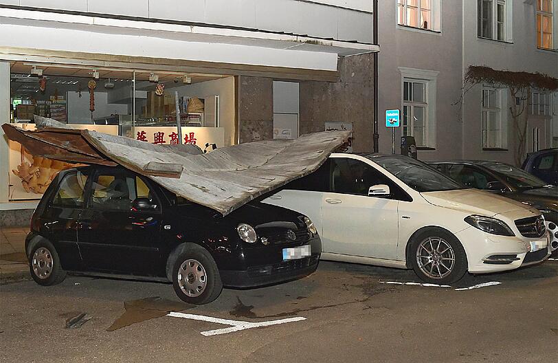 Das 15qm große Blechteil richtete erheblichen Schaden an.