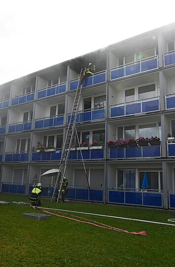 Bilder vom Feuerwehreinsatz in der Pfälzer-Wald-Straße.