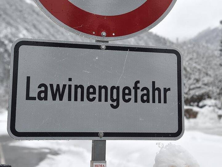 Die Straße nach Österreich ist am Grenzübergang Mittenwald-Scharnitz auf Grund der Lawinengefahr gesperrt. Foto: Angelika Warmuth/Archiv