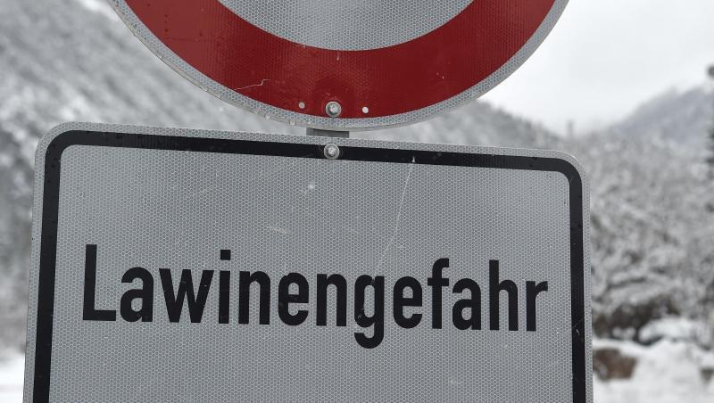 Die Straße nach Österreich ist am Grenzübergang Mittenwald-Scharnitz auf Grund der Lawinengefahr gesperrt. Foto: Angelika Warmuth/Archiv Die Straße nach Österreich ist am Grenzübergang Mittenwald-Scharnitz auf Grund der Lawinengefahr gesperrt. Foto: Angelika Warmuth/Archiv