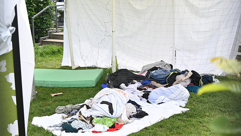Kleidungsstücke liegen im Garten eines Wohngebäude des Isar-Amper-Klinikums. Eine Patientin einer psychiatrischen Klinik in Haar bei München ist in ihrem Zimmer offenbar getötet worden. Eine  tatverdächtige Person wurde festgenommen.