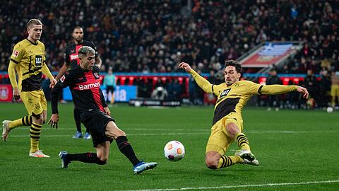 Dortmunds Mats Hummels (r) blockt einen Schuss von Leverkusen Exequiel Palacios.