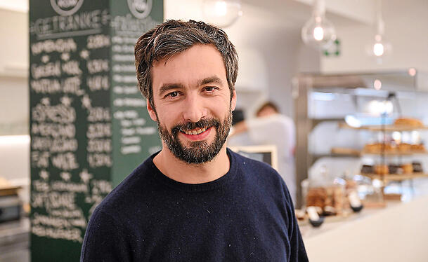 Vincent Fricke in seinem Café Dotkom in den Design Offices in der Brienner Straße. Vincent Fricke in seinem Café Dotkom in den Design Offices in der Brienner Straße.
