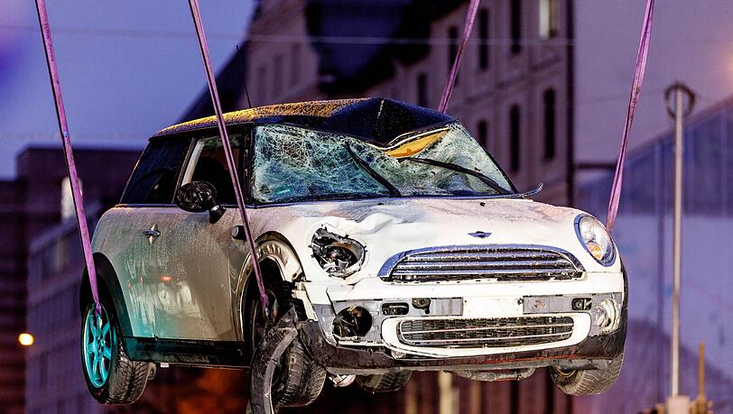 Das zerst&ouml;rte Auto nach dem Anschlag. (Archivbild)