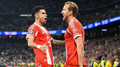 Harry Kane (r.) jubelt nach seinem Tor zum 0:2 mit Luis D&iacute;az &ndash; die Vorentscheidung im Hinspiel.