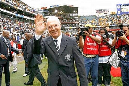 Der Franz zu Gast bei Freunden: Beckenbauer, WM-Organisator 2006, im WM-Stadion von Durban.