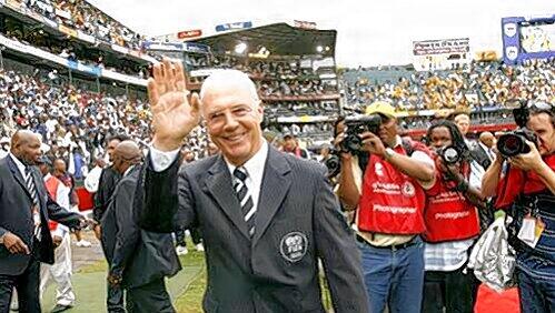 Der Franz zu Gast bei Freunden: Beckenbauer, WM-Organisator 2006, im WM-Stadion von Durban. Der Franz zu Gast bei Freunden: Beckenbauer, WM-Organisator 2006, im WM-Stadion von Durban.