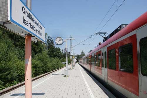 Tatort: Der S-BahnhofGroßhesselohe.