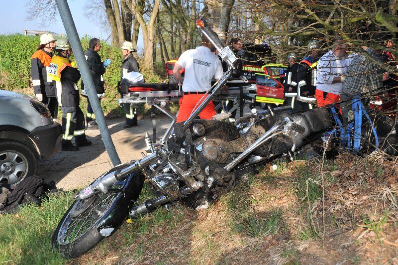 In einer Kurve hat der Zweiradfahrer aus ungeklärten Gründen die Kontrolle über sein Fahrzeug verloren und war gegen einen Baum und anschließend gegen ein Verkehrsschild geprallt. Der Fahrer erlitt schwere Verletzungen am Oberschenkel und musste mit dem Hubschrauber ins Krankenhaus abtransportiert werden.