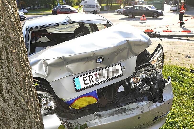 Anschließend rammte der Transporter diesen BMW.