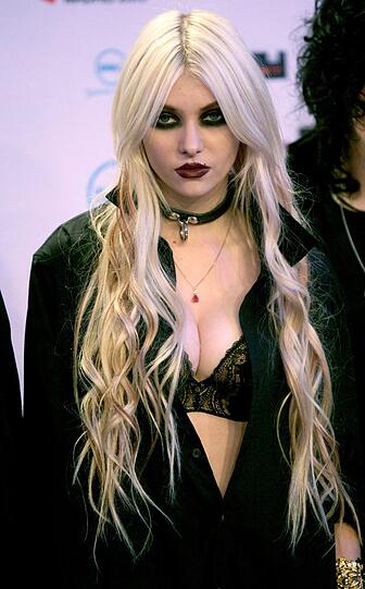 "Ich kann 24 Stunden am Tag arbeiten. Das macht mir überhaupt nichts aus und ich bin auch überhaupt nicht erschöpft, weil mir das von klein auf so eingetrichtert wurde", verriet Momsen in der FHM.