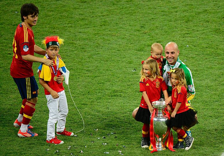 Die "Furia Roja" demütigte Italien im EM-Endspiel gnadenlos mit 4:0. Beim Jubeln zeigten die Spanier, dass sie auch ganz lieb können - im Kreise ihrer Familien. Die besten Bilder der spanischen EM-Fiesta auf dem Rasen von Kiew!