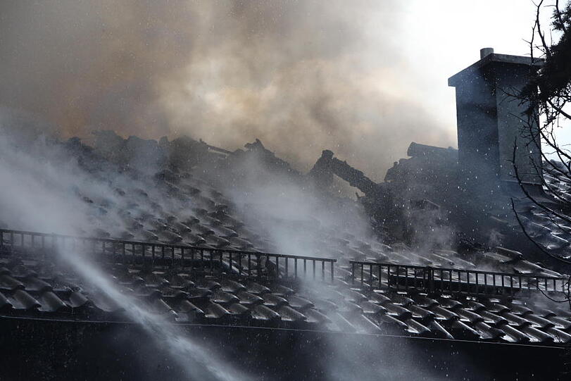 Rauchschwaden in Eiselfing: Ein Wohnhaus steht in Flammen.