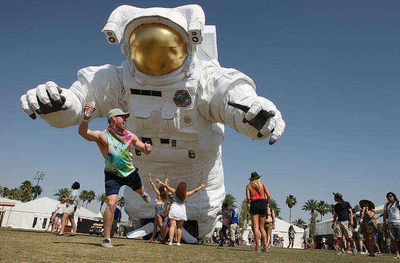 Der Astronaut ist ein Kunstwerk auf dem Coachella Valley Music & Arts Festival in Indio, Kalifornien.