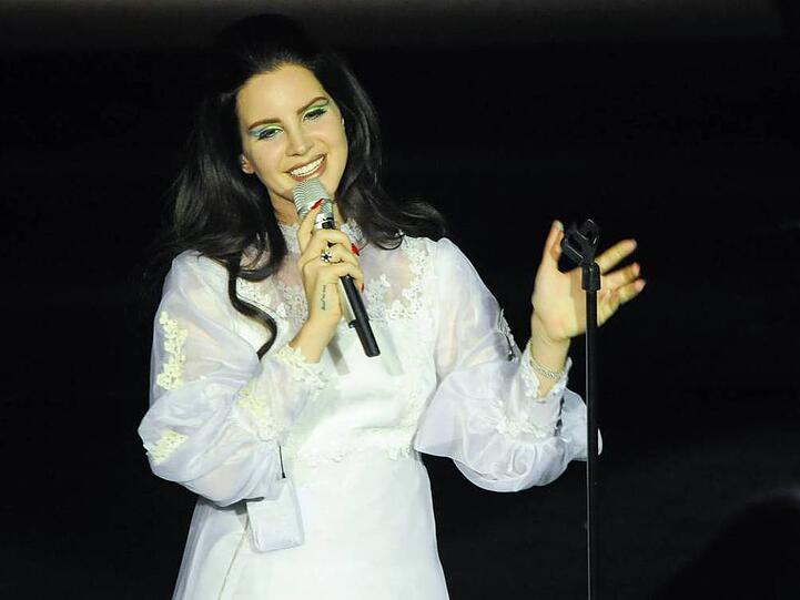 Lana Del Rey singt für gute Freunde kostenlos - und für Paparazzi