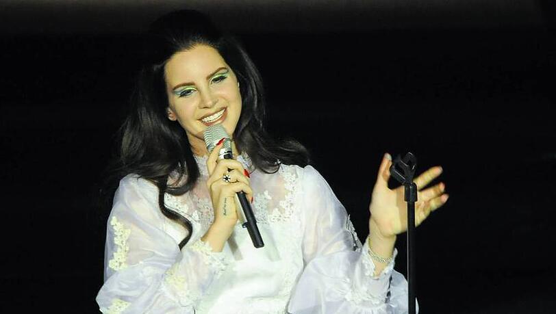 Lana Del Rey singt für gute Freunde kostenlos - und für Paparazzi Lana Del Rey singt für gute Freunde kostenlos - und für Paparazzi