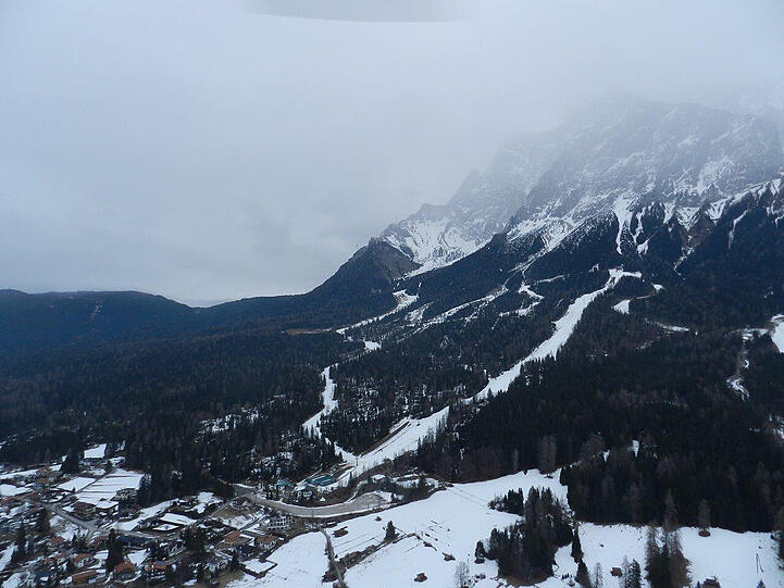 Der Mann verirrte sich am Dienstag beim Aufstieg auf die Zugspitze. Erst am Mittwochmorgen konnte der 25-Jährige gerettet werden.