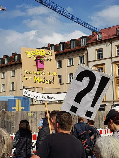 Motto: ausspekuliert! Am Samstag kamen um die 10.000 Menschen zur großen Demo gegen Spekulanten, Mietwahnsinn und für mehr Mieterschutz nach München.