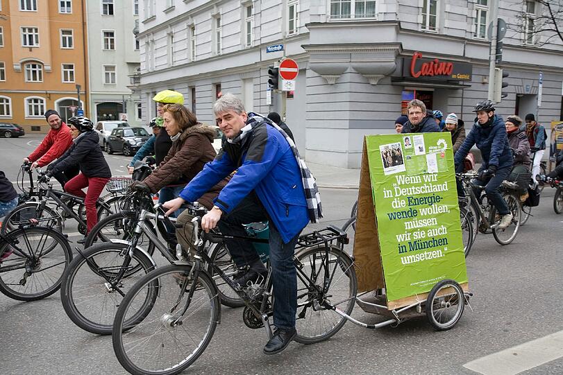 Denn nun gehört die Straße den Radlern. Bei der Demo an der Rosenheimer Straße radelte Grünen-Stadtrat Paul Bickelbacher mit.