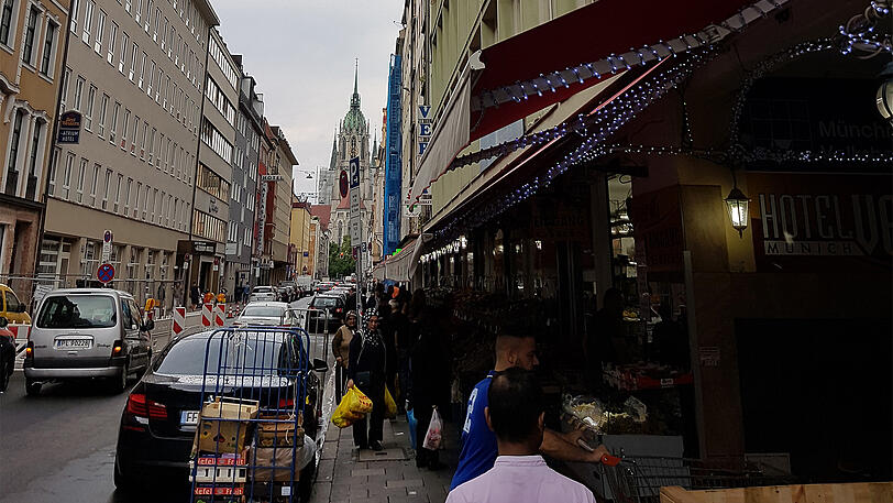 St. Paul wacht über die Landwehrstraße, bis Anfang des Jahres gab es hier eine Hinterhofmoschee und es gibt sogar noch ein jüdisches Geschäft.