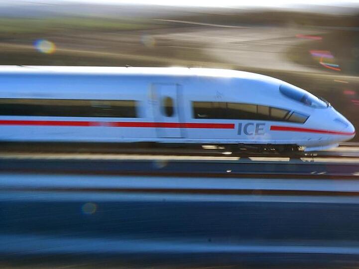 Ein ICE-Sonderzug auf der ICE-Neubaustrecke München - Berlin.