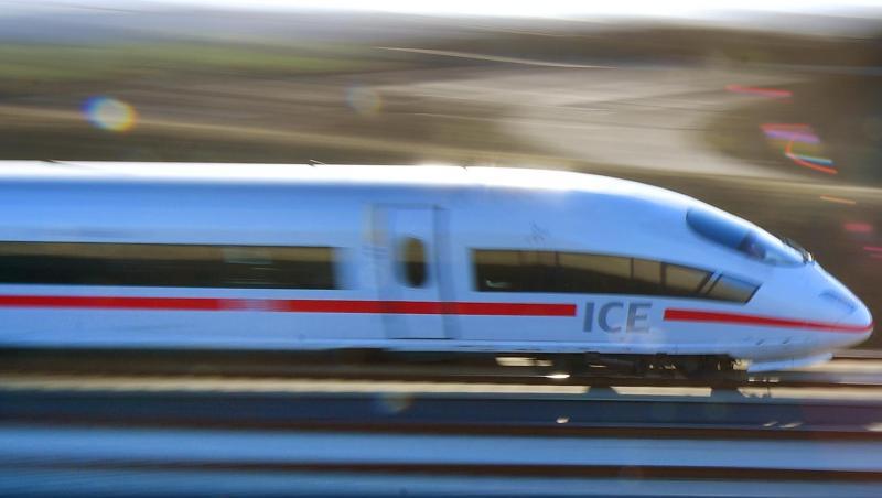 Ein ICE-Sonderzug auf der ICE-Neubaustrecke München - Berlin. Ein ICE-Sonderzug auf der ICE-Neubaustrecke München - Berlin.
