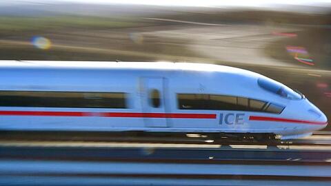Ein ICE-Sonderzug auf der ICE-Neubaustrecke München - Berlin.