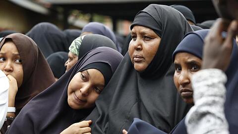 Angehörige nehmen in Nairobi an der Beerdigung zweier Opfer des von Islamistenm verübten Terroranschlages teil.