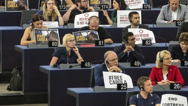 "Seenotrettung ist kein Verbrechen" - Mitglieder des EU-Parlaments zeigen Schilder zur Unterstützung der Kapitänin des Rettungsschiffes "Sea-Watch 3". "Seenotrettung ist kein Verbrechen" - Mitglieder des EU-Parlaments zeigen Schilder zur Unterstützung der Kapitänin des Rettungsschiffes "Sea-Watch 3".