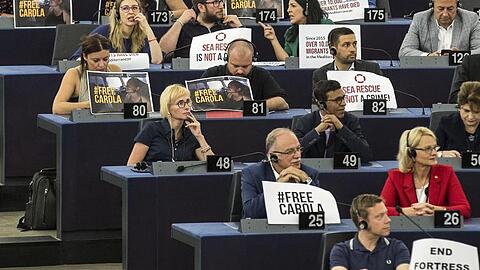 "Seenotrettung ist kein Verbrechen" - Mitglieder des EU-Parlaments zeigen Schilder zur Unterstützung der Kapitänin des Rettungsschiffes "Sea-Watch 3".