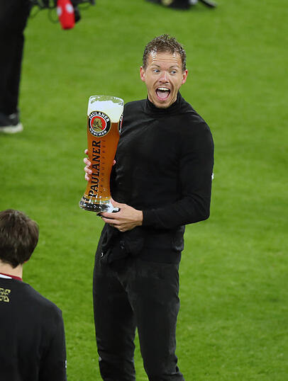 Julian Nagelsmann feiert seine erste Meisterschaft mit der traditionellen Bierdusche