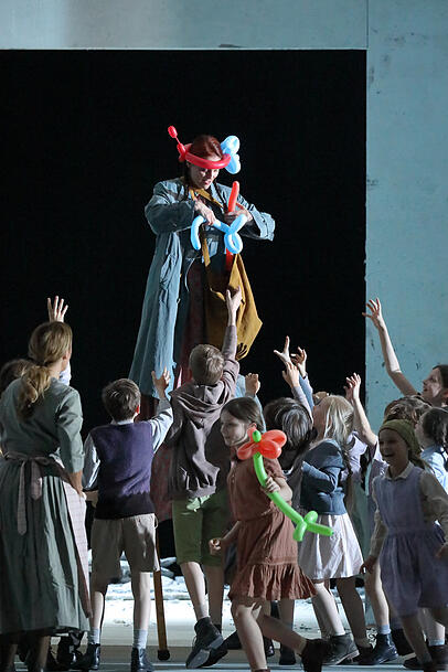 Ein Clown unterhält beim Ballett am Anfang des zweiten Akts die Kinder der Flüchtlinge.