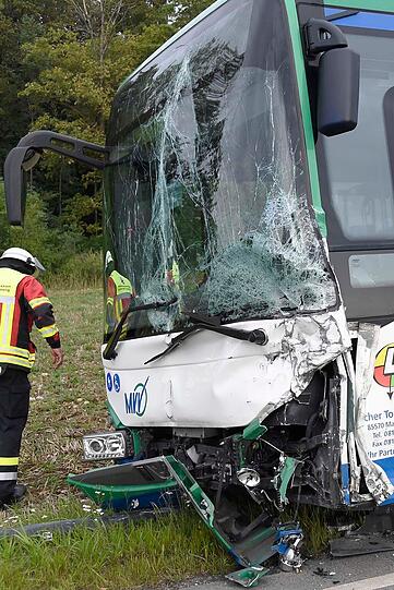 Der Busfahrer und die 14 weiteren Fahrgäste kamen mit dem Schrecken davon und blieben unverletzt.