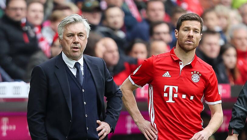 Feierten zusammen die deutsche Meisterschaft beim FC Bayern: Trainer Carlo Ancelotti (li.) und Xabi Alonso, damals noch als Spieler. Feierten zusammen die deutsche Meisterschaft beim FC Bayern: Trainer Carlo Ancelotti (li.) und Xabi Alonso, damals noch als Spieler.