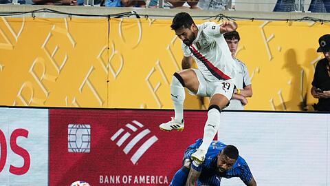 Ikay Gundogan überspringt Malcom von Al-Hilal.