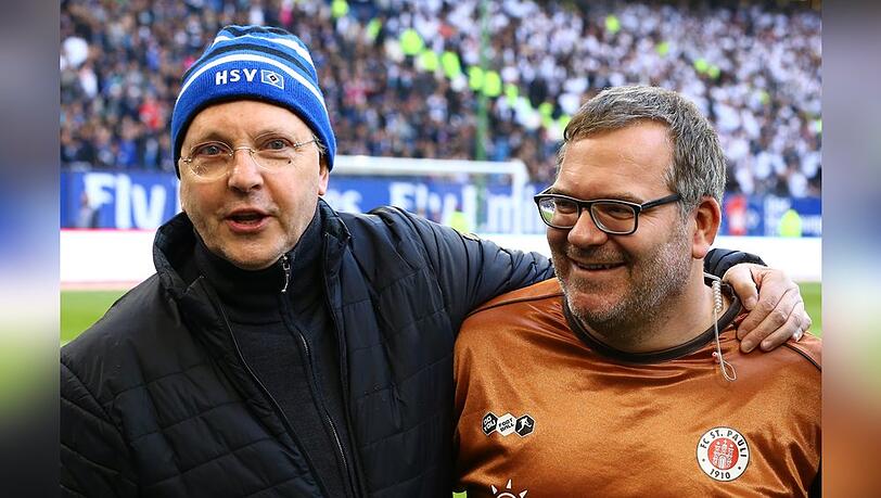 Im Herzen getrennt, in der Sache vereint: Olli Dittrich (li.) und Elton huldigen beide König Fußball - der eine im Namen des HSV, der andere im Dienste des FC St. Pauli.