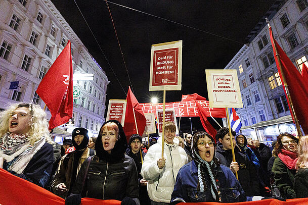 Eine Demonstration findet während des 68. Opernballs in Wien statt. Eine Demonstration findet während des 68. Opernballs in Wien statt.