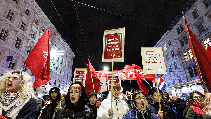 Eine Demonstration findet während des 68. Opernballs in Wien statt. Eine Demonstration findet während des 68. Opernballs in Wien statt.