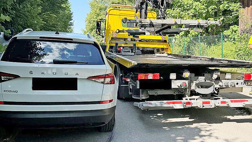 Das Foto zeigt eine Szene von Anfang Juli: Am Unteren Seeweg in Starnberg rückt ein Abschleppwagen aus. Denn ein Rettungsweg sei durch ein parkendes Auto blockiert gewesen. Das Foto zeigt eine Szene von Anfang Juli: Am Unteren Seeweg in Starnberg rückt ein Abschleppwagen aus. Denn ein Rettungsweg sei durch ein parkendes Auto blockiert gewesen.