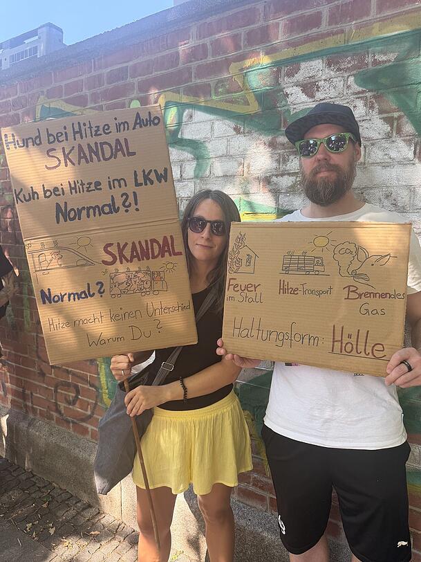 Klare Ansagen bei der Protestaktion der SOKO Tierschutz.