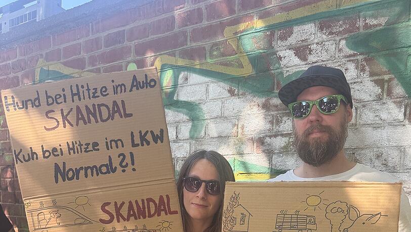 Klare Ansagen bei der Protestaktion der SOKO Tierschutz. Klare Ansagen bei der Protestaktion der SOKO Tierschutz.