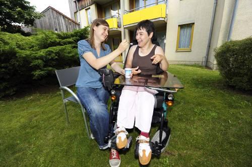 &bdquo;Der Job macht mir Spaß&ldquo; sagt Lena Klink (22) und gibt ihrem Schützling gut gelaunt noch einen Löffel voll Eis.